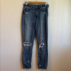 American Eagle Mom Straight Jeans Size 4 Distressed Knee
Light Wash High Rise
